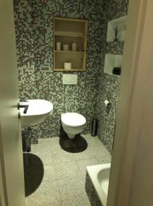 ห้องน้ำของ Pantea Messe Apartments
