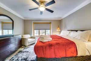Ένα ή περισσότερα κρεβάτια σε δωμάτιο στο Sterling Heights Getaway with Fire Pit! +30 φωτογραφίες