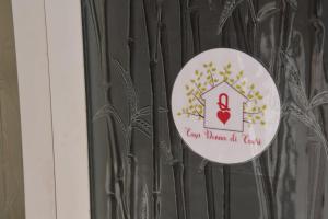 een sticker op een deur met een rood hart erop bij Casa Donna di Cuori in Fiumicino