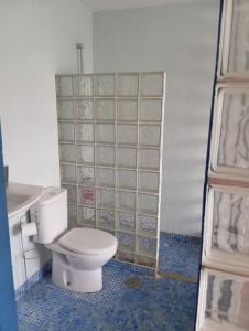 a bathroom with a toilet and a sink at buen lugar trabajo y familiar in Ciudad Real