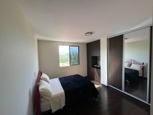 een hotelkamer met een bed en een raam bij apartamento completo in Cochabamba