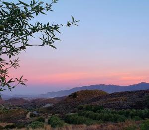 - une vue sur les montagnes au coucher du soleil dans l'établissement Cresta Azul, à Antas
