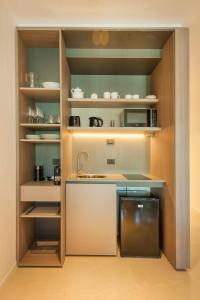 Una pequeña cocina con fregadero y encimera. en Viví y Disfrutá el Lujo en Torre Decó Recoleta Armani powered by Argenhost -902-, en Buenos Aires