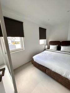Un dormitorio con una cama grande y una ventana en Phoenix garden, en Mons