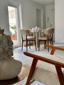 a living room with a table and chairs at Phoenix garden in Mons