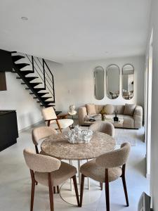 ein Wohnzimmer mit einem Tisch und Stühlen in der Unterkunft Phoenix garden in Mons