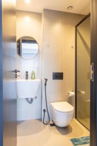 uma casa de banho com um WC, um lavatório e um chuveiro em Deluxe Escada Apartments em Nairobi