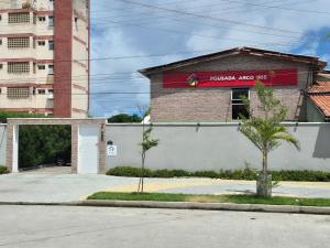 un edificio con un cartel que lee flecha rota en Pousada Arco Iris Fortaleza, en Fortaleza