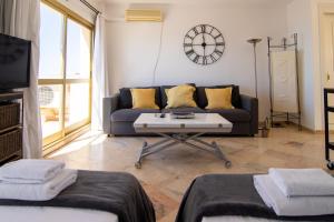 ein Wohnzimmer mit einem Sofa und einem Couchtisch in der Unterkunft OleHolidays 655 Romana Playa vistas al mar in Marbella