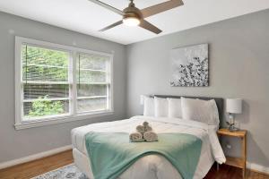 ein Schlafzimmer mit einem Bett mit zwei Teddybären darauf in der Unterkunft Centrally Located Midtown Cottage-HistoricDistrict in Mobile