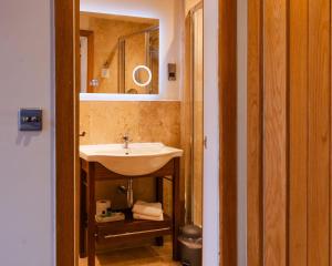 uma casa de banho com um lavatório e um espelho em Harrys lounge em Whitby