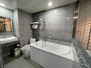 ein Badezimmer mit einer Badewanne, einem WC und einem Waschbecken in der Unterkunft Bangkok City Link Hotel in Bangkok