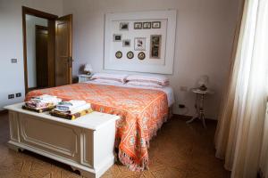 1 dormitorio con 1 cama y 1 mesa con libros en Villa Raffaella, en Selvatelle