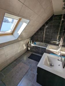 a bathroom with a sink and a bath tub at CYGNE-CYCLES chambre d'hotes 