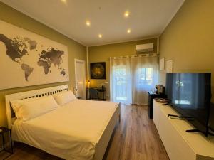 una camera con letto e TV a schermo piatto di Di Fresco Apartments - Holiday House a Palermo