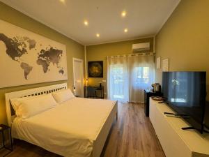 a bedroom with a bed and a flat screen tv at Di Fresco Apartments - Holiday House in Palermo