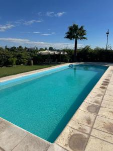 una grande piscina con acqua blu di Casa Encanto Latribu a Rodeo de la Cruz