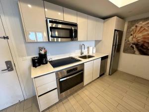 Η κουζίνα ή μικρή κουζίνα στο Waterfront Beach Apartment