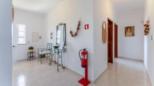 una stanza con un idrante e un tavolo con sedie di Sunny & Calm 4 BDR House W/ Pool by Lovelystay a Santo Estêvão