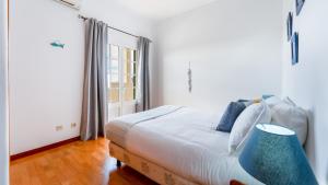 En eller flere senge i et værelse på Sunny & Calm 4 BDR House W/ Pool by Lovelystay