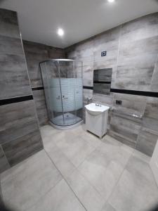 Un baño con inodoro y una pared de cristal. en Alojamiento ByB, en Plottier