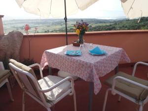 a table with a vase of flowers on top at Belli come il Sole in Serri