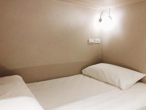 Rúm í herbergi á 日初青旅 Sundaily Hostel 北車