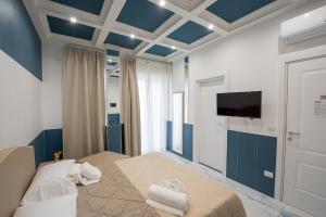 Televízia a/alebo spoločenská miestnosť v ubytovaní Medina H. Napoli Centro, by ClaPa Group