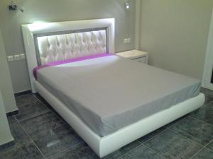 uma grande cama branca num pequeno quarto em Art Sailing em Vasiliki