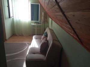 eine Person, die auf einer Couch im Wohnzimmer liegt in der Unterkunft Ruža in Skradin