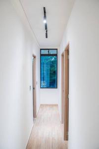 an empty hallway with a window in a house at Apartamento en provenza mas desayuno mas Jacuzzi in Medellín