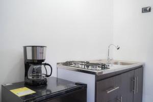 a kitchen with a blender and a sink at Apartamento en provenza mas desayuno mas Jacuzzi in Medellín