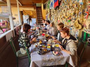 eine Gruppe von Menschen, die an einem Tisch in einem Restaurant sitzen in der Unterkunft B&B Bahodir in Samarkand