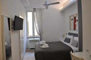 Un dormitorio con una cama con dos toallas encima. en Colosseo studios, en Roma