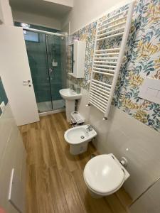 un bagno con wc, lavandino e doccia di Casa vacanza: The Wind Rose a Vietri Altre 21 foto