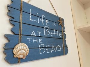 Una señal que dice que la vida está en batalla en la playa del océano en Casa vacanza: The Wind Rose, en Vietri