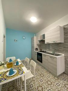 una cucina con un tavolo e sedie in una stanza di Casa vacanza: The Wind Rose a Vietri