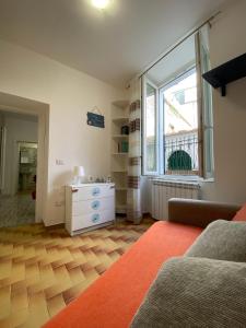 un soggiorno con un divano e una finestra di Casa vacanza: The Wind Rose a Vietri