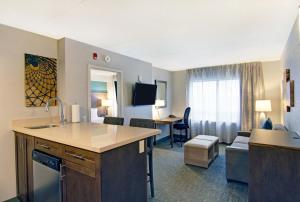 TV a/nebo společenská místnost v ubytování Staybridge Suites Toronto - Vaughan South by IHG