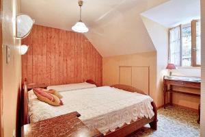 ein kleines Schlafzimmer mit einem Bett und einem Klavier in der Unterkunft Appartement de 2 chambres a Juncalas in Juncalas