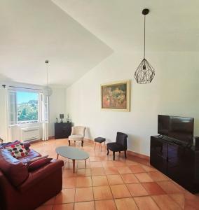 ein Wohnzimmer mit einem Sofa und einem Tisch in der Unterkunft VILLA DANS CADRE D'EXCEPTION - GOLF, PISCINE ET TENNIS PRIVE in Saint-Cyr-sur-Mer