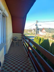 a balcony with a table and a view of a street at Szaffi apartman in Hajdúszoboszló