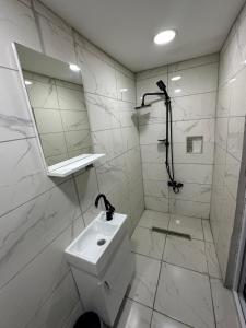 ein Bad mit einer Dusche, einem WC und einem Waschbecken in der Unterkunft URAZ Suit Otel in Bursa