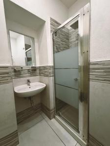 W łazience znajduje się umywalka i prysznic. w obiekcie B&B La Cassa Armonica w mieście Pozzuoli