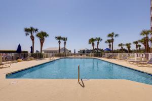 uma piscina num resort com palmeiras em Gulf Shores Condo with Balcony 2 Mi to Fort Morgan! em Gulf Shores
