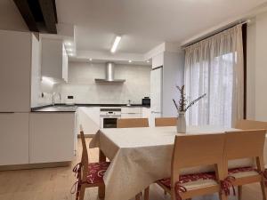 a kitchen and dining room with a table and chairs at Villa Gratal in Igriés