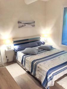 um quarto com uma cama com duas almofadas em Appartement de 3 chambres avec hammam jardin clos et wifi a Aix en Provence em Aix-en-Provence