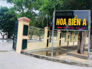 um sinal em frente a um edifício com um sinal de cerveja halo em Khách sạn Hoa Biển A em Xóm Côn