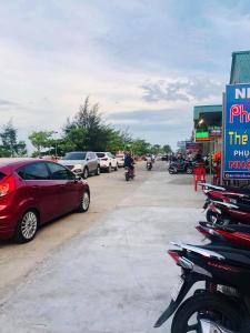 un grupo de coches estacionados al lado de una calle en Khách sạn Hoa Biển A en Xóm Côn