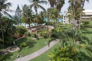 an aerial view of a park with palm trees at Studio charmant avec vue sur la mer à Le Gosier - 42 m² - Terrasse in Le Gosier